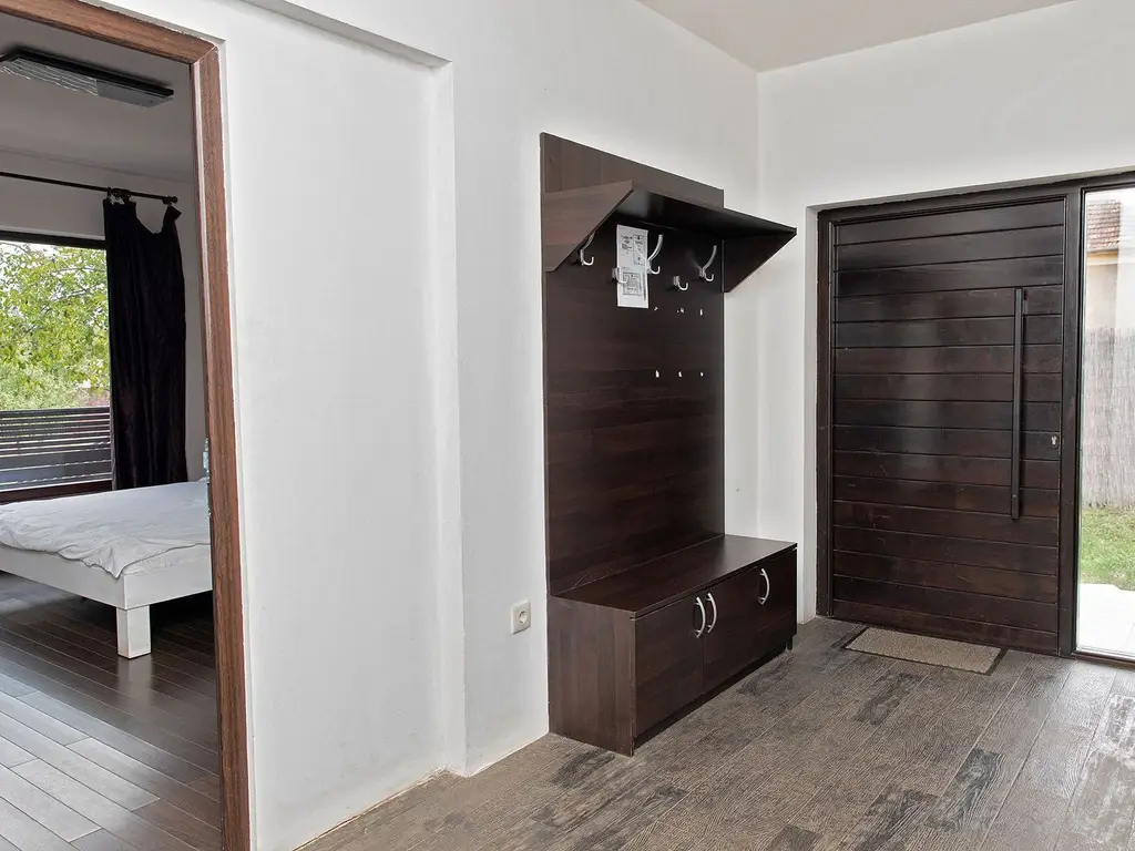 Vilă 5 dormitoare, 4 băi, 2 248mp teren, piscină. Preț: 229 000 E.