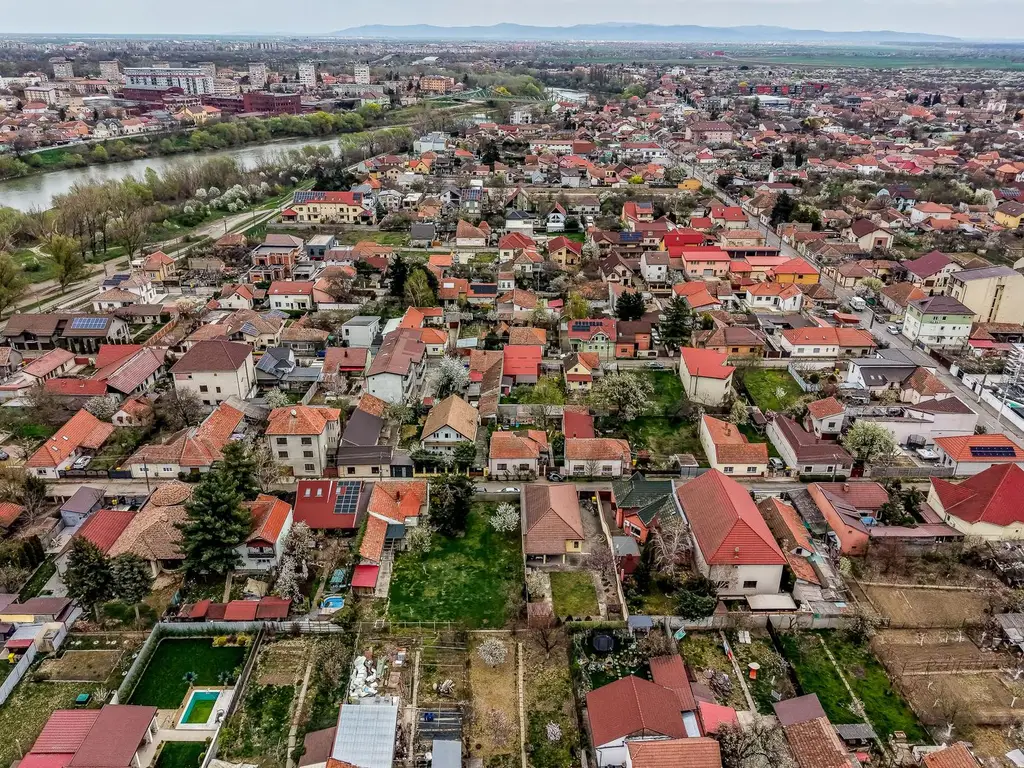 Casă construită în anul 2000, cu 5 camere Aradul Nou, Zona Tabacovici.