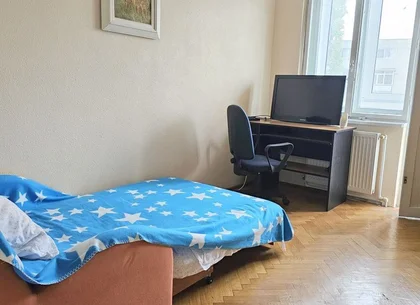 Apartament cu 3 camere, etaj intermediar - Piata Centrala