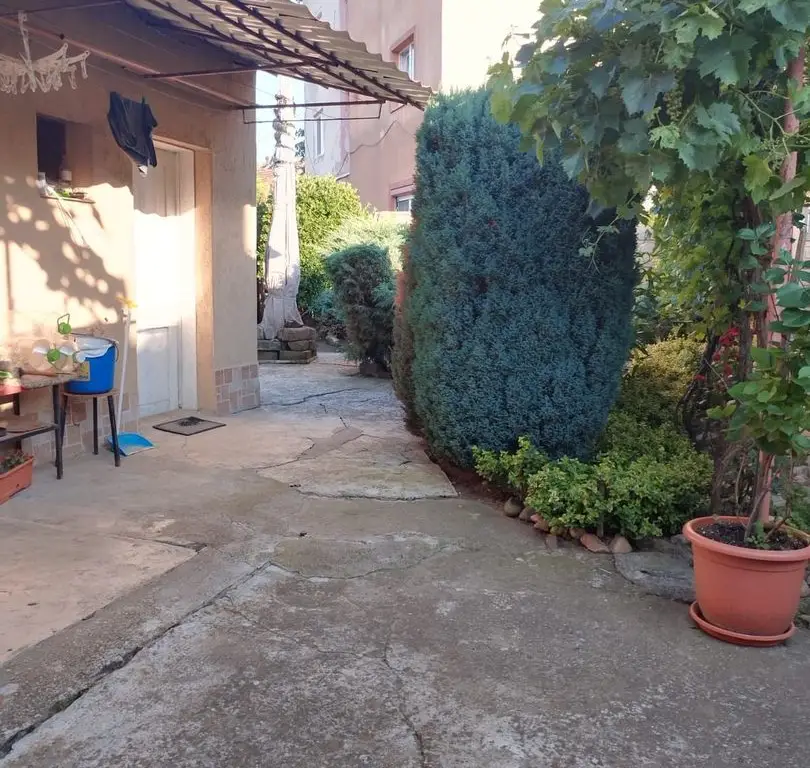 ageuropa.ro vinde casa in zona 14 Mai cu 3 cam. si teren aferent de 500mp.