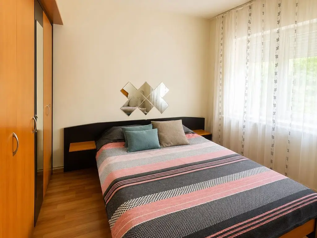 Apartament 3 camere decomandat, centrală proprie, AC, etaj 3, Lipovei