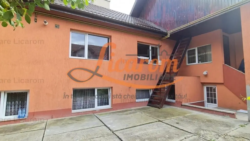 Casa individuala cu 2 apartamente, 6 camere,teren 403 mp,ASTRA.