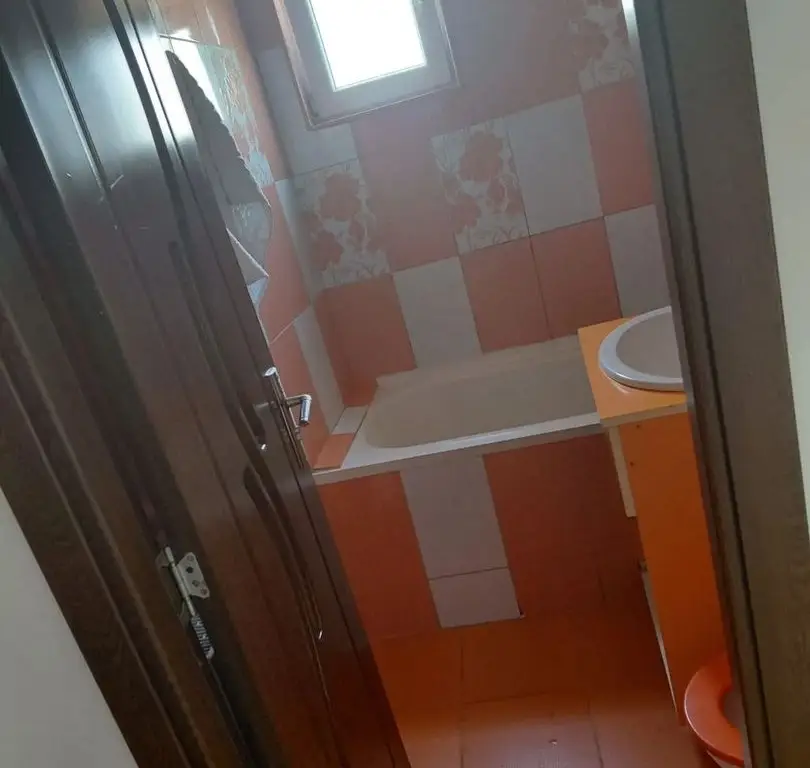 BRASADAS vinde ap 2 cam etaj 4/4 în Micro 16