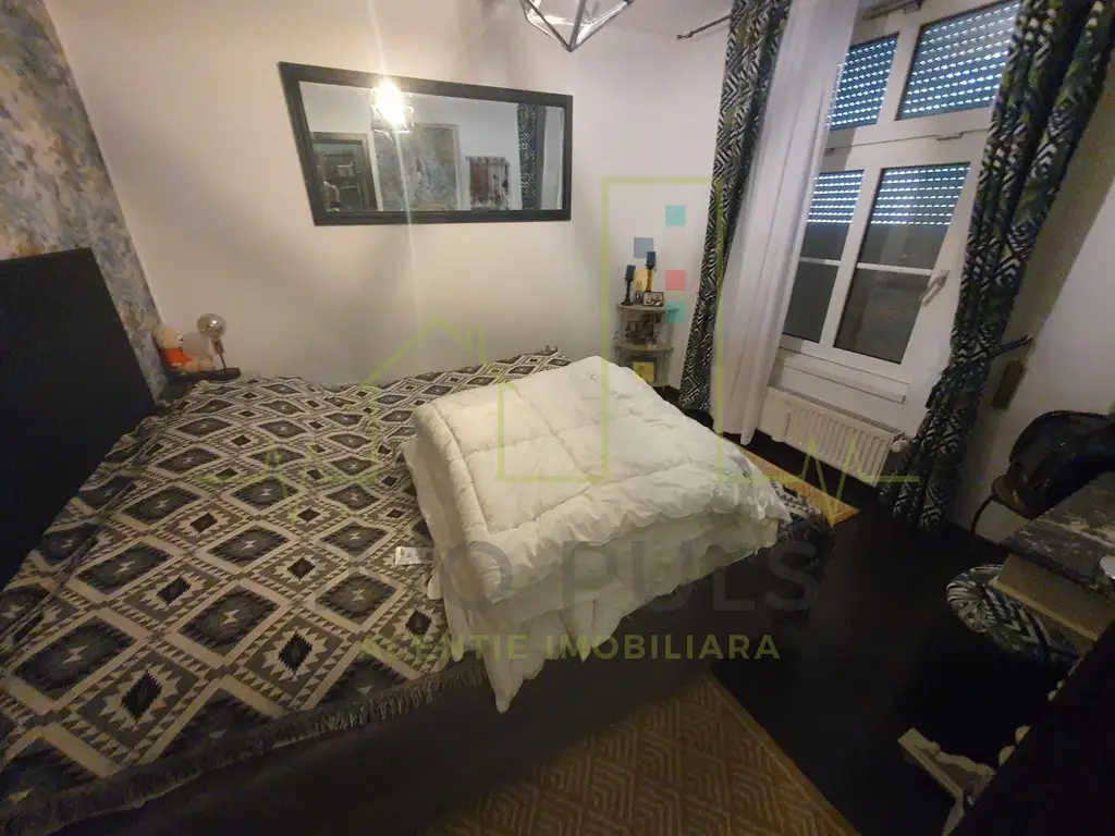 Casa + 5 apartamente + spatiu de inchiriat + parcari. Pretabil locuit + afacere