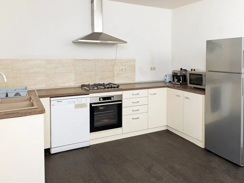 Vilă 5 dormitoare, 4 băi, 2 248mp teren, piscină. Preț: 229 000 E.