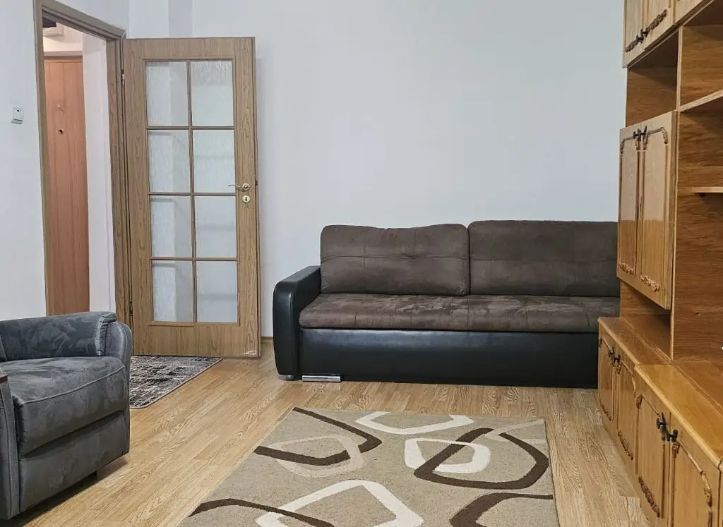 De inchiriat apartament cu 2 camere, etaj 4/4 Piata Centrala, 360 euro