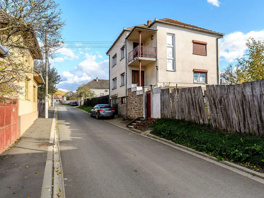 Casă din cărămidă cu 8 camere – zonă liniștită, LIPOVA