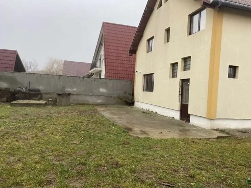 Vand casa cu mansarda