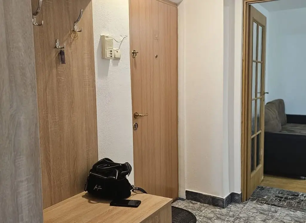 De inchiriat apartament cu 2 camere, etaj 4/4 Piata Centrala, 360 euro