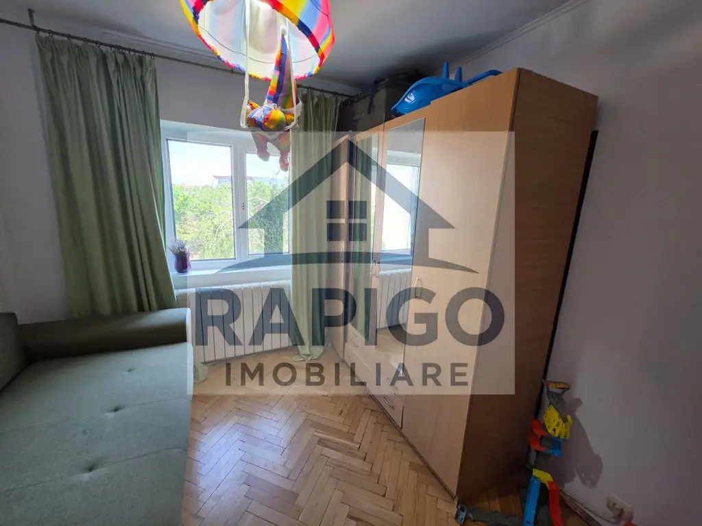 Vand apartament cu 4 camere aproape de centru