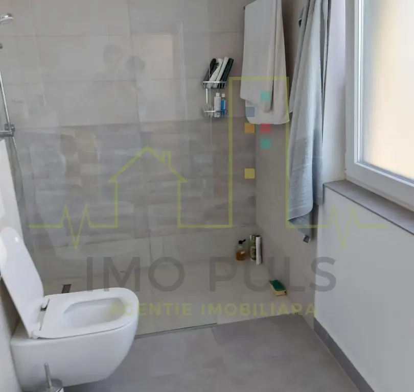 Apartament pe 3 nivele. Terasa 30 mp. 2 Balcoane. 2 Bai. Gradina