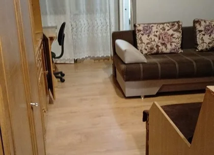 BRASADAS vinde garsoniera pe Ostrovului la etajul 3/4.