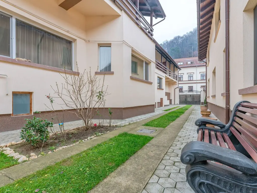 Pensiune Râșnov, 13 camere plus locuință proprietar, zonă Cetate