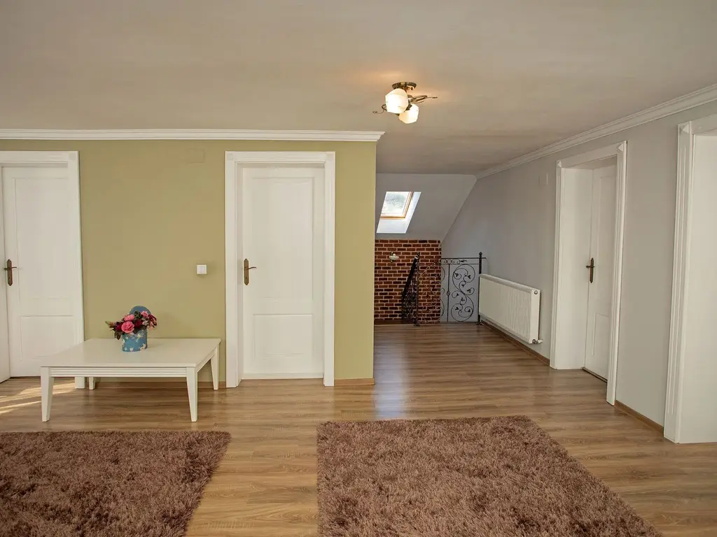 Vilă P+M, Clujului, 190 mp, teren 520 mp, singur în curte. 225 000 E