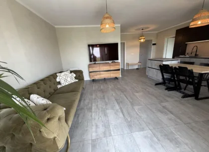 Apartament 2,5 camere chic cu grădină balcon vitrat și mobilier premium