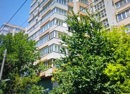 Apartament 3 camere semidecomandat