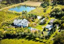O proprietate de exceptie la Corbi, 18 ha, izvor, lac, pastravarie