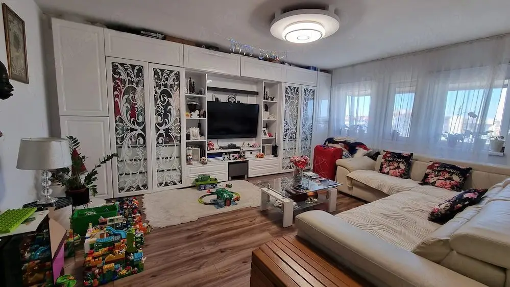 BRASADAS vinde ap 3 cam modernizat și parțial mobilat.