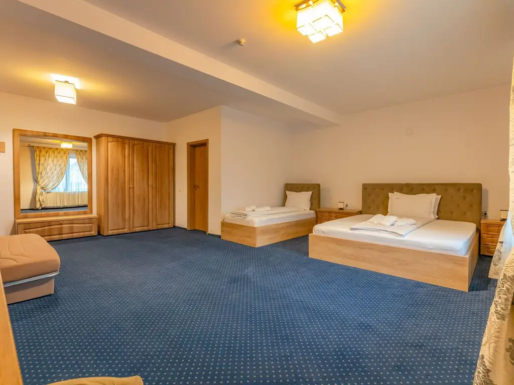 Pensiune Râșnov, 13 camere plus locuință proprietar, zonă Cetate