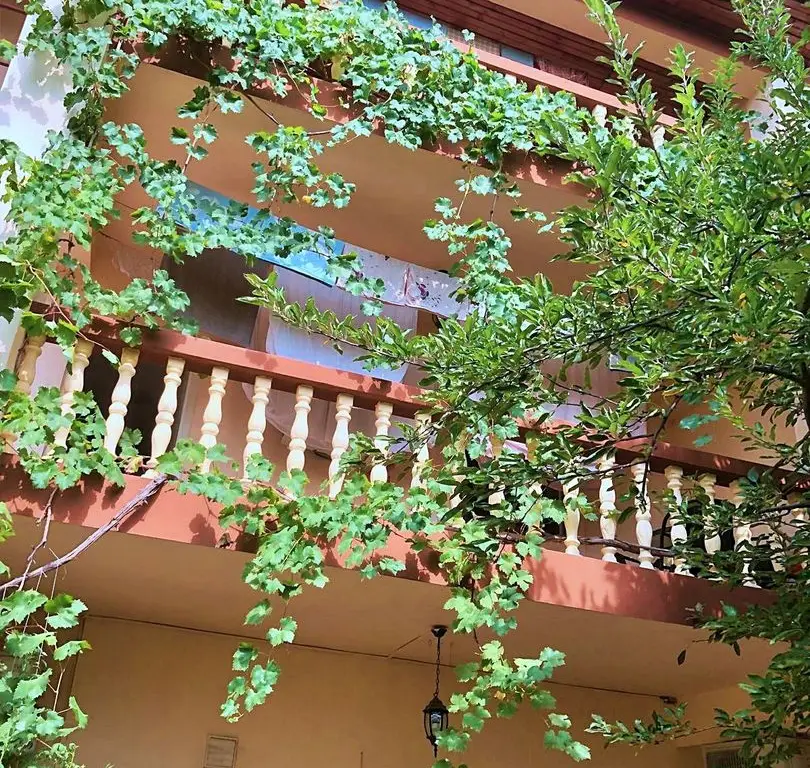 Vilă P+2 cu 4 Apartamente / Spațiu Comercial – PROPRIETAR