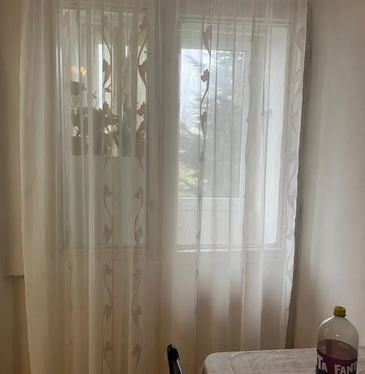 BRASADAS vinde garsoniera utilata etaj 1/4 Ostrovului.