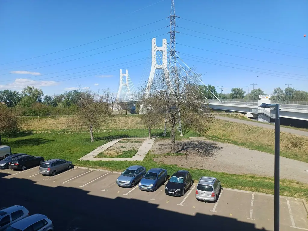 BRASADAS vinde garsoniera etaj 2/4 pe Ostrovului.
