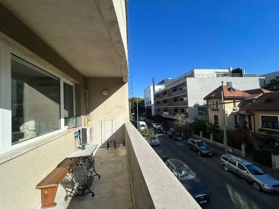 Apartament  4 camere , Aviatorilor, direct proprietar