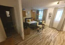 Casa + 5 apartamente + spatiu de inchiriat + parcari. Pretabil locuit + afacere