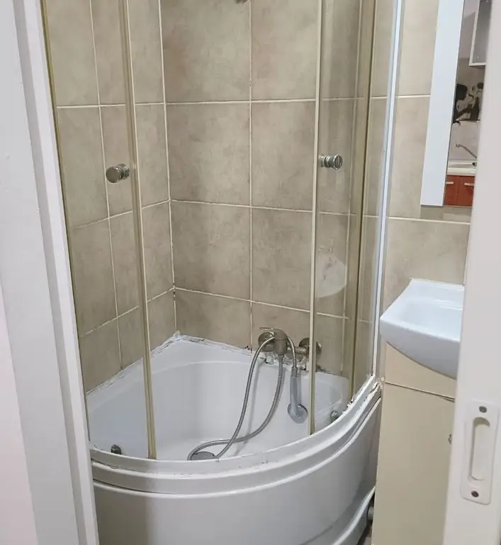 De vanzare garsoniera micro 40, et. 3/3, 27.000 euro
