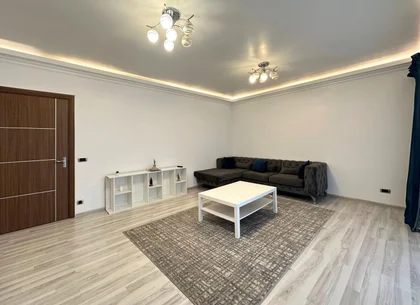 Vând apartament 3 camere 3 minute de Coresi complex ISARAN