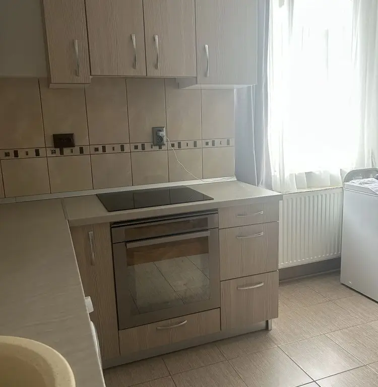 BRASADAS vinde garsoniera pe Ostrovului la etajul 1/4.