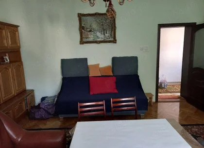 BRASADAS vinde casa cu etaj 5 cam in zona Titulescu.