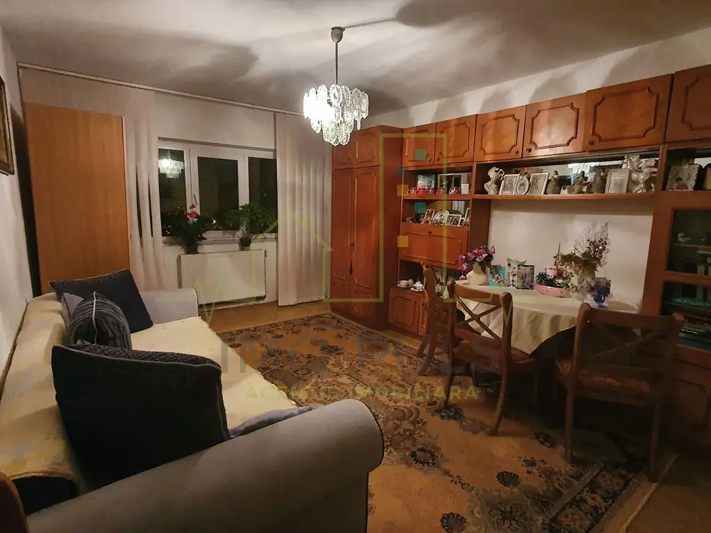 Etaj intermediar. Centrala. Plavat II. Decomandat. Mobilat si utilat.
