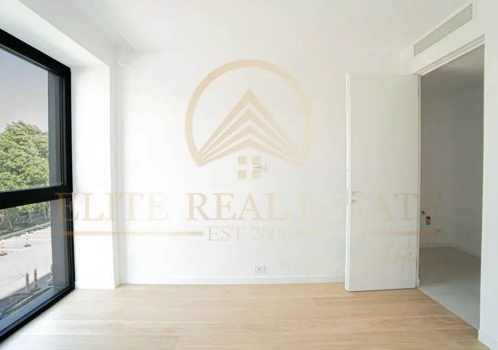 Stațiunea Mamaia - Vânzare apartament cu 4 camere, 3 bai cu vedere la lac.