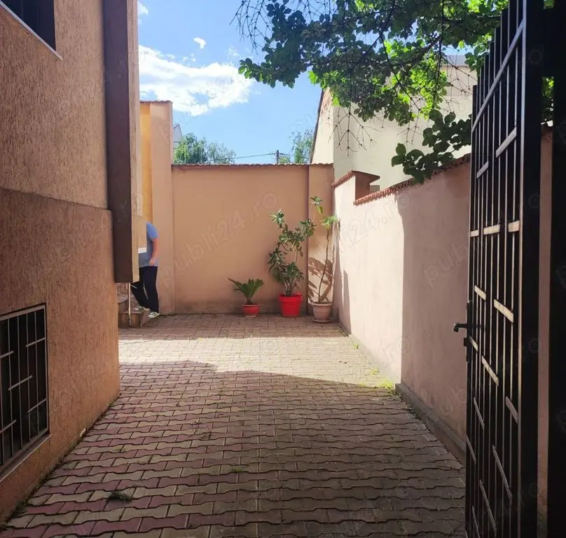 Ap 3 camere,curte, terasă vilă Dămăroaia