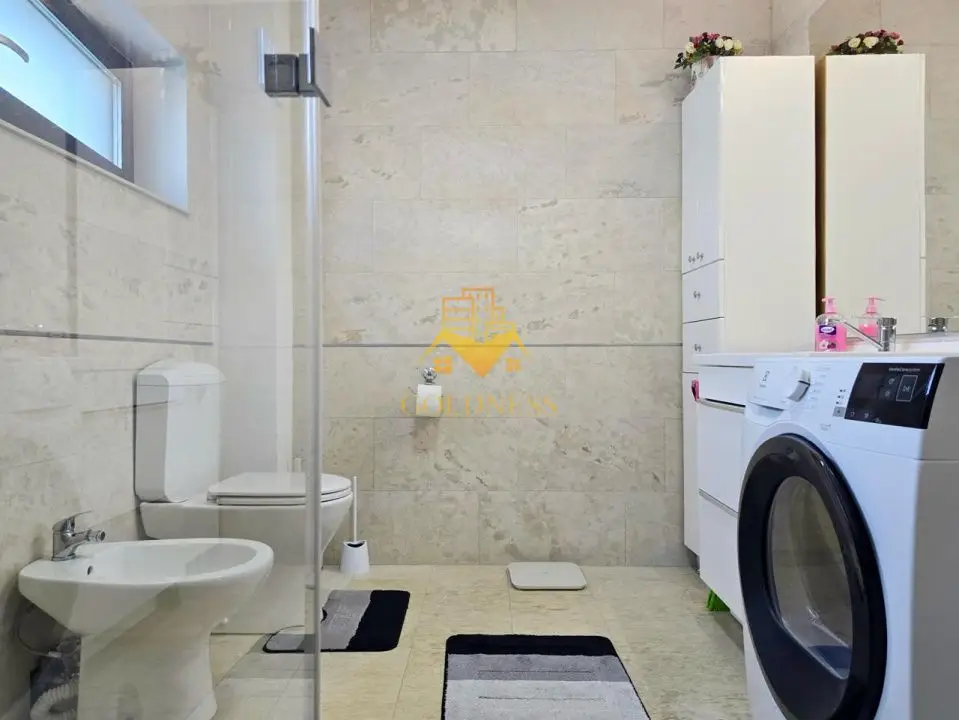 Casă modernă de vânzare, curte, 6 camere, parcare, Zona Vivo, Florești