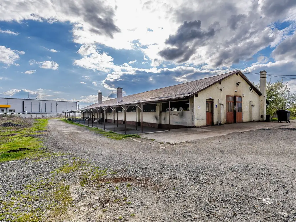Hala industrială cu teren 10.495 mp – potențial supermarket, Lipova