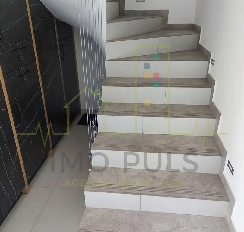 Apartament pe 3 nivele. Terasa 30 mp. 2 Balcoane. 2 Bai. Gradina