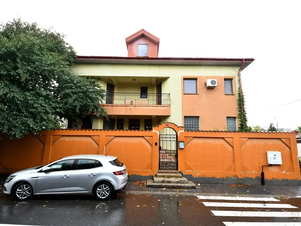 Vila spatioasa, pretabil pentru locuit/clinica, zona Micro 17 – Galati
