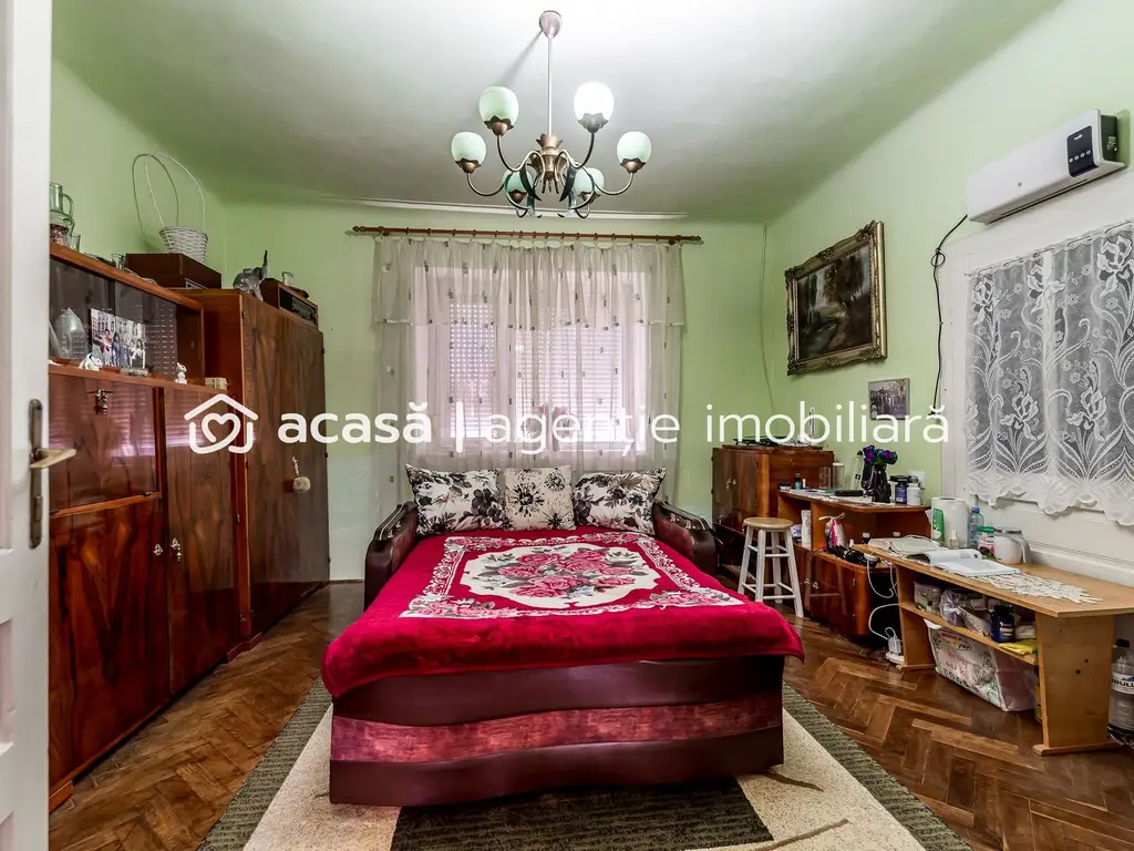 Casa 3 camere, bucatarie si baie, in zona centrala din Chisineu-Cris