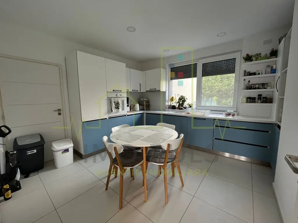 Apartament pe 3 nivele. Terasa 30 mp. 2 Balcoane. 2 Bai. Gradina