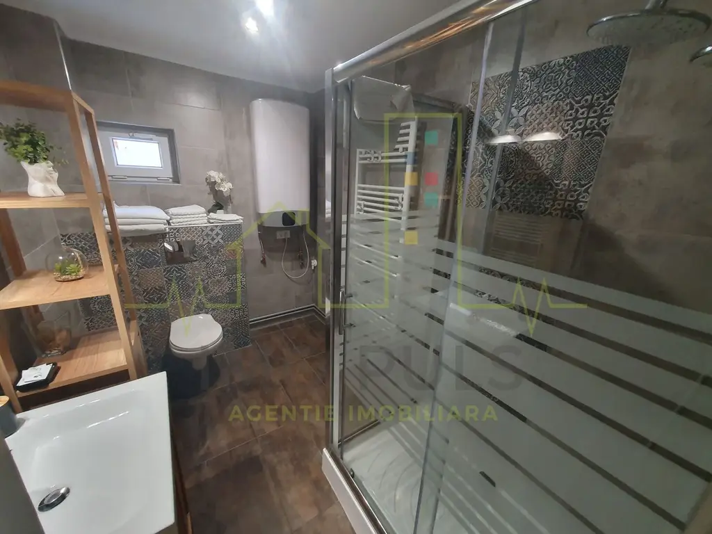 Casa + 5 apartamente + spatiu de inchiriat + parcari. Pretabil locuit + afacere