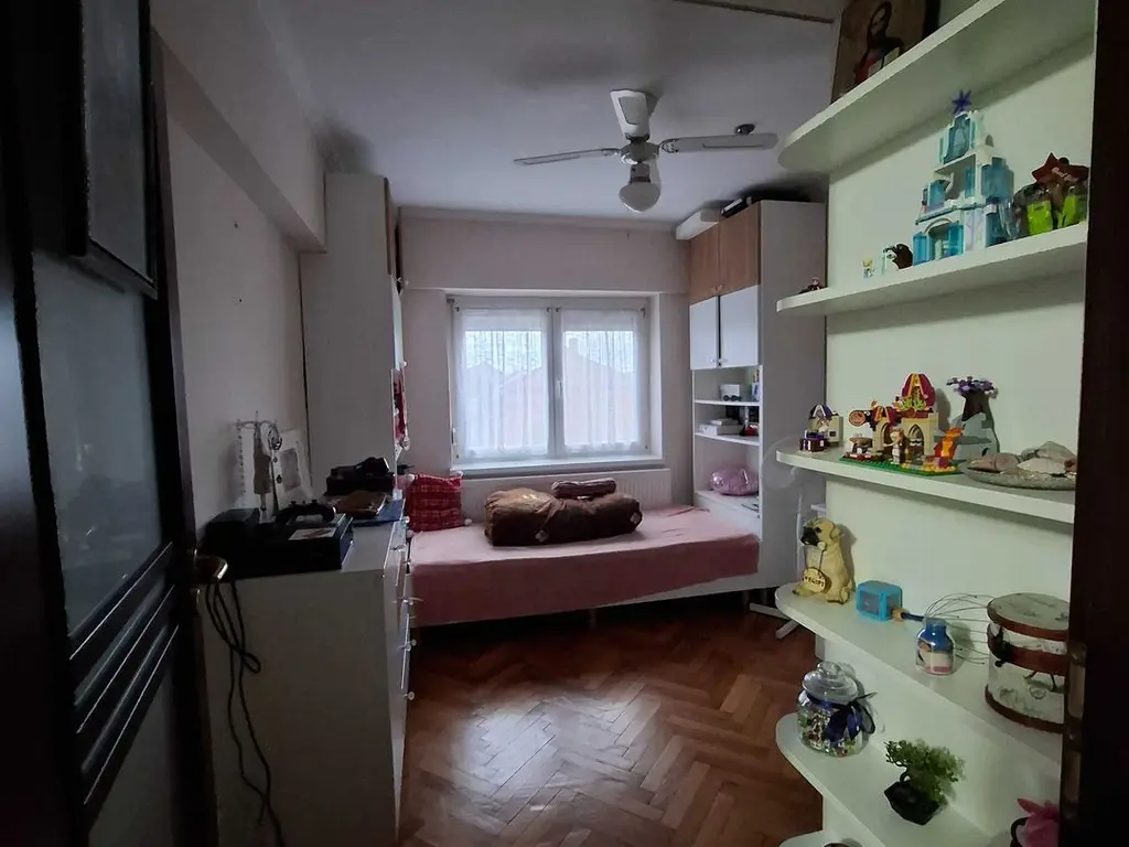 BRASADAS vinde ap cam etaj 2 in zona Avram Iancu.