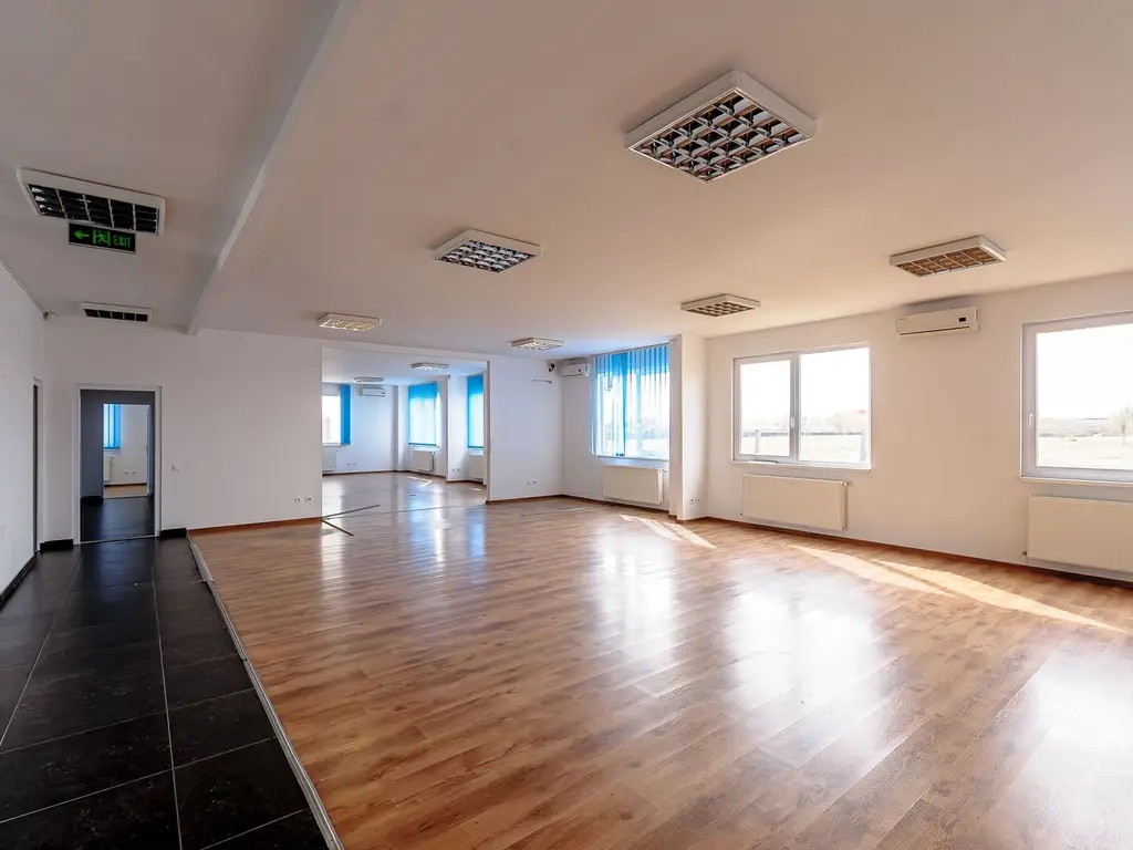 Clădire de birouri cu 12 parcări în incintă privată, UTA2, Arad