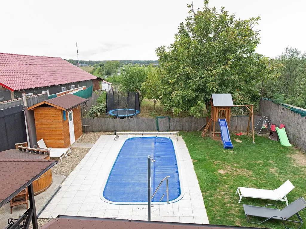 Vilă 5 dormitoare, 4 băi, 2 248mp teren, piscină. Preț: 229 000 E.