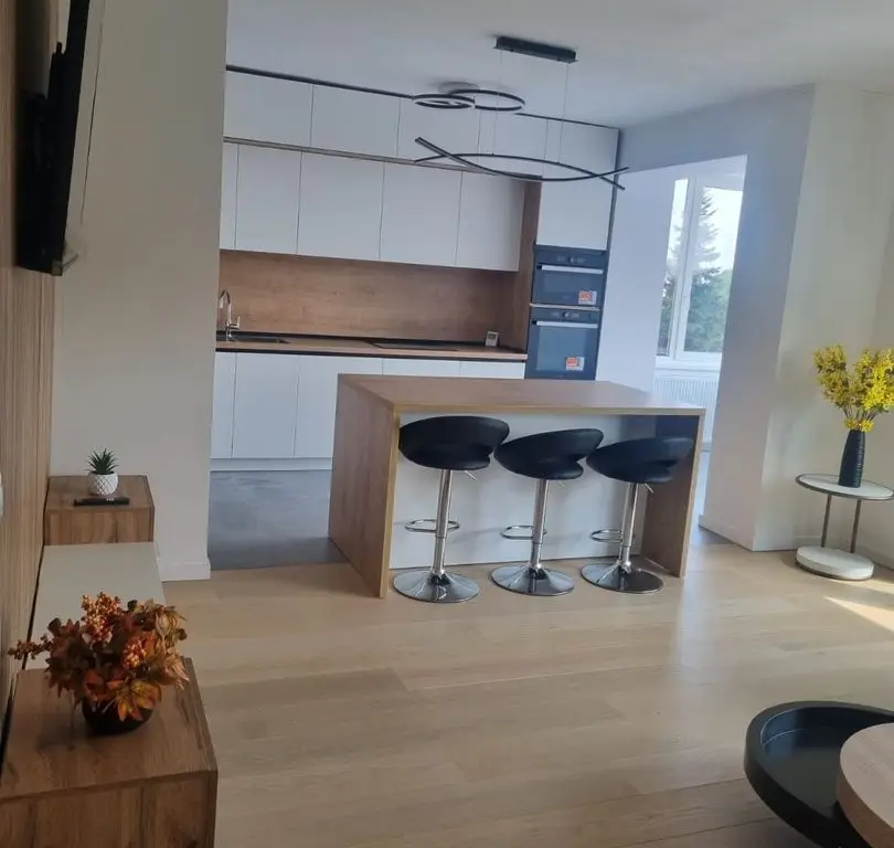 BRASADAS vinde ap 3 cam 4/4 CENTRAL 110mp RENOVAT cu garaj.
