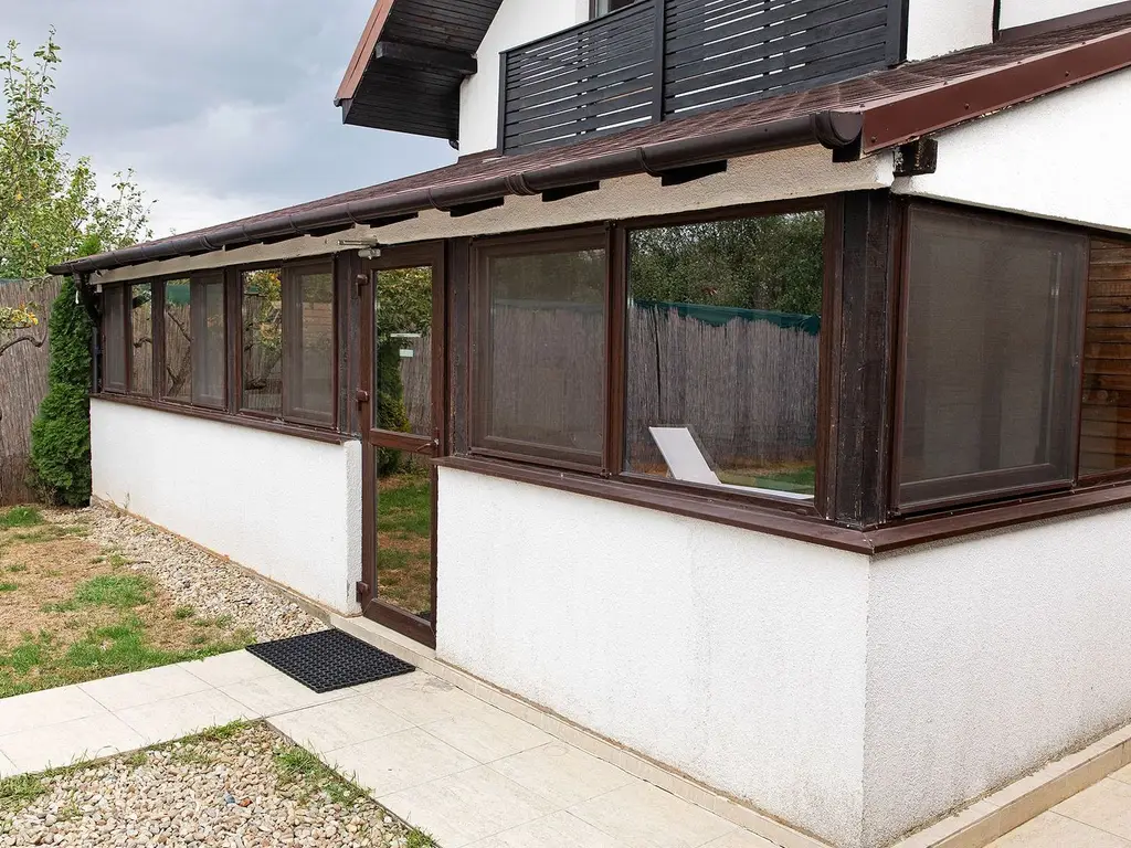 Vilă 5 dormitoare, 4 băi, 2 248mp teren, piscină. Preț: 229 000 E.