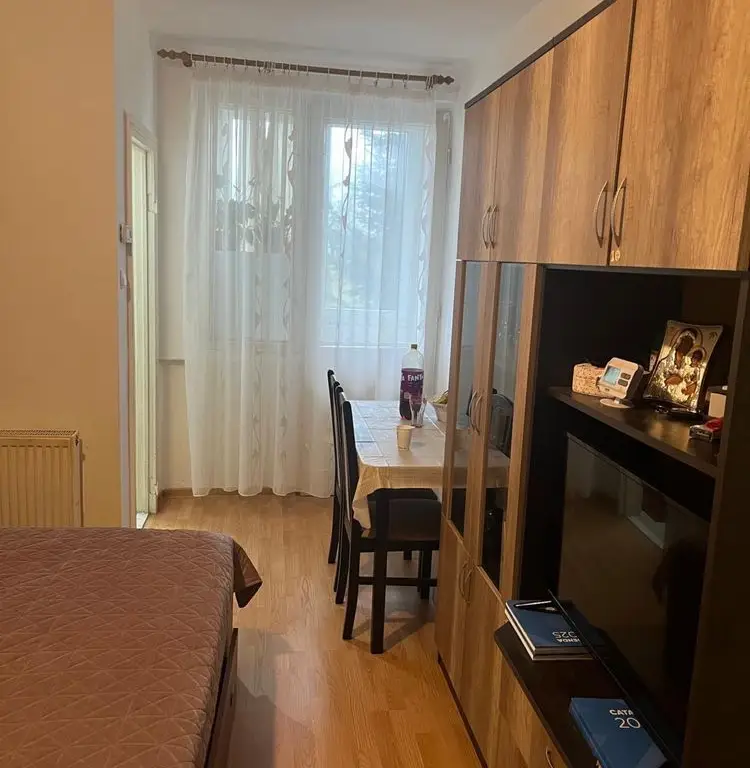 BRASADAS vinde garsoniera utilata etaj 1/4 Ostrovului.
