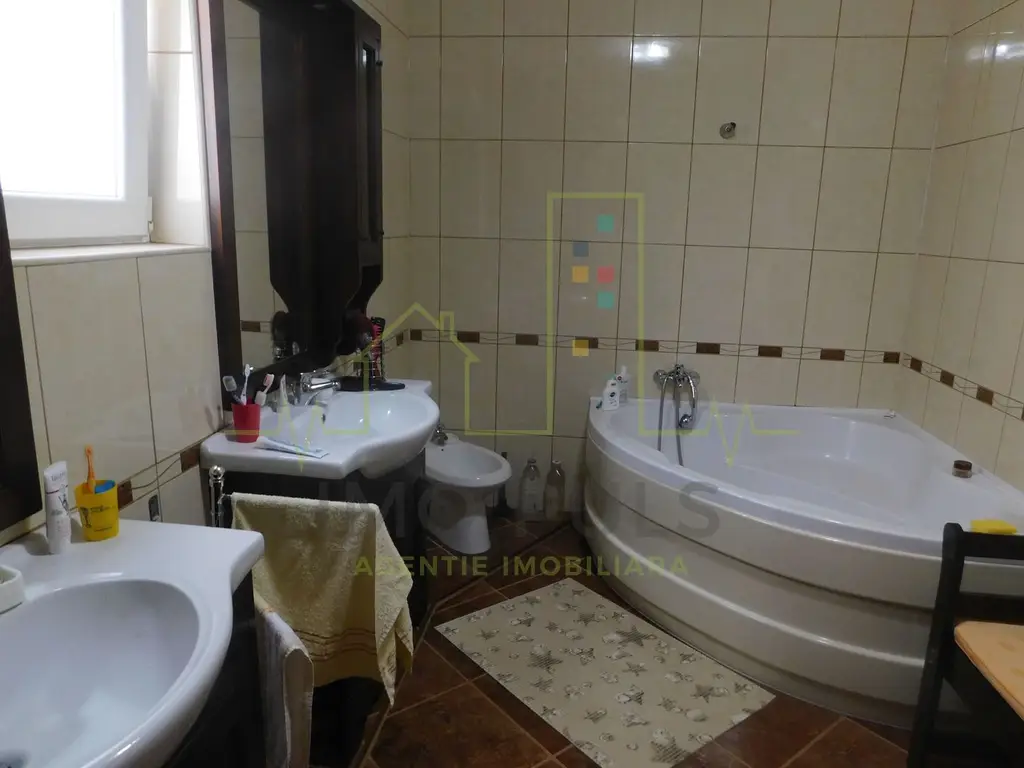 Casa individuala in oras. Mobilata si Utilata.Panouri solare