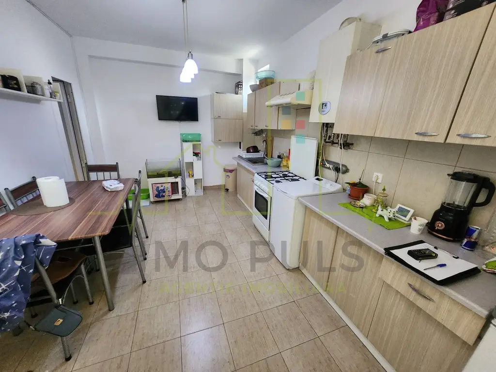 3 Camere. 2 Bai. Apartament pe 2 nivele. Pretabil investitie.